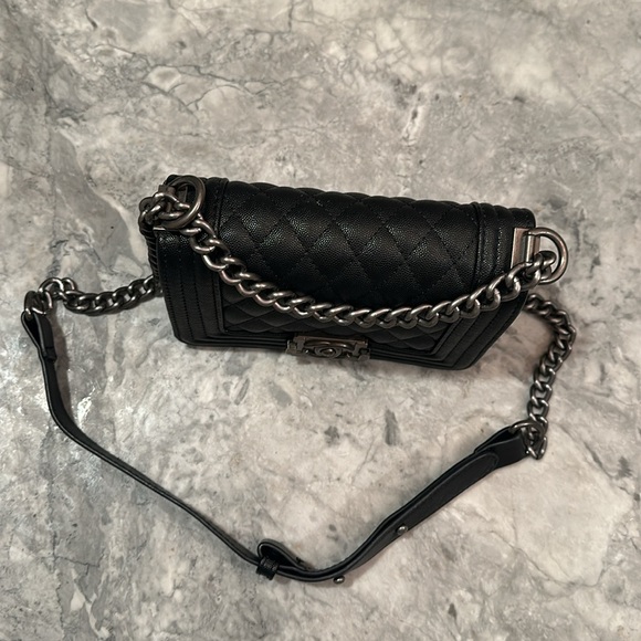 Inspired quilted purse - pleather with antique silver toned hardware - Picture 4 of 10